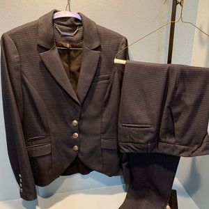 Navy and black houndstooth suit.